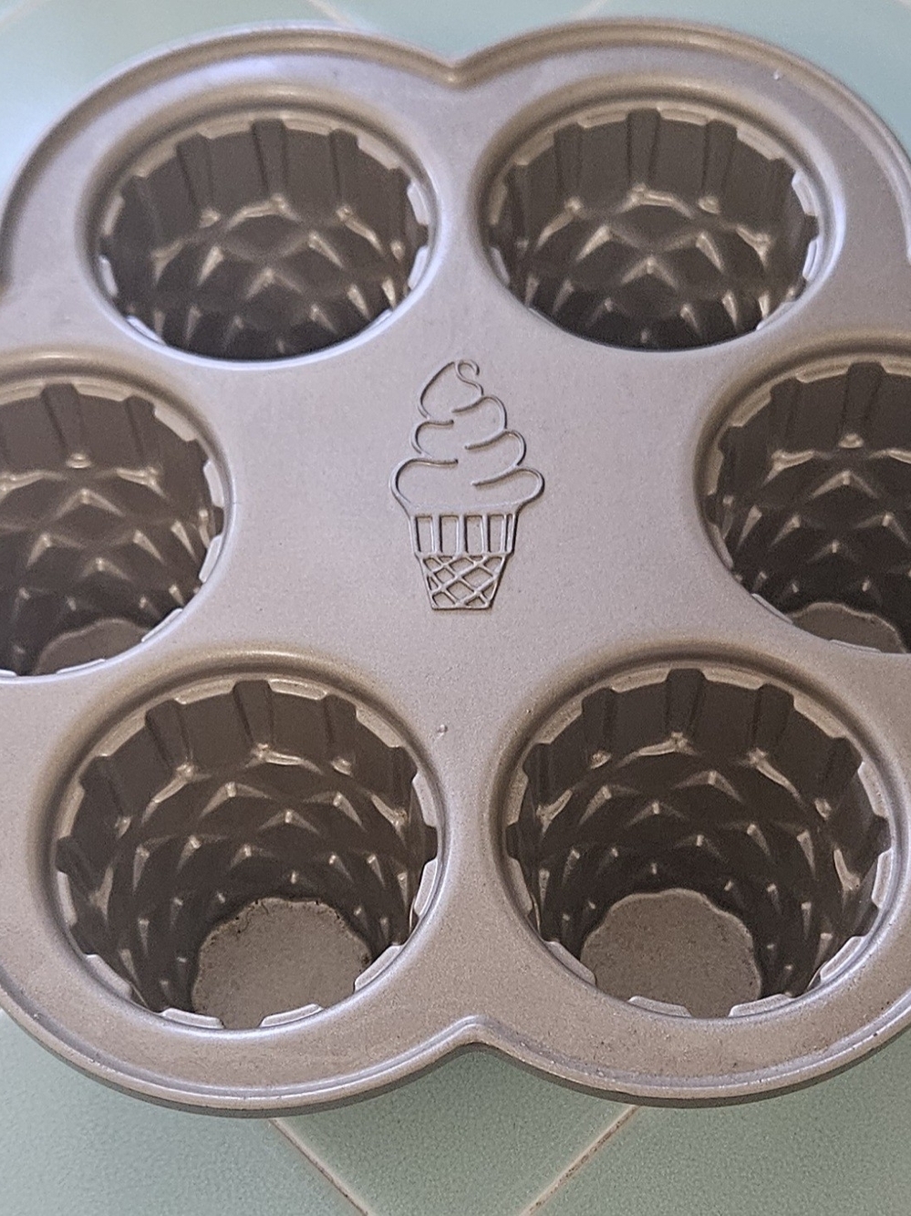 Willams Sonoma Nordic Ware Gold Bundt CUPCAKE PAN